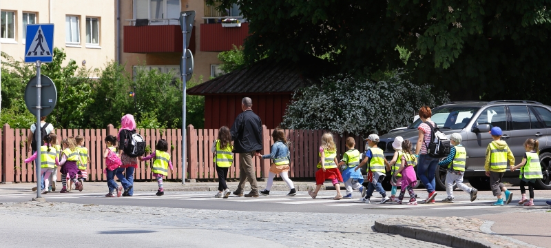 Förskolebarn på promenad